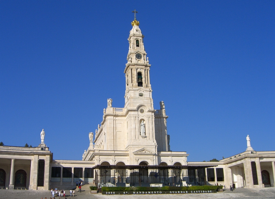 Bangunan tengara tatapan
 gereja