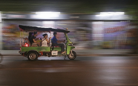 Foto Lampu jalan mobil malam