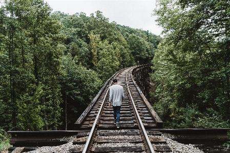 Foto Pria hutan sedang berjalan orang