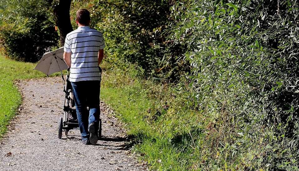 Uomo natura erba a piedi