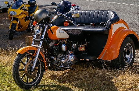 Foto Auto triciclo bicicleta naranja