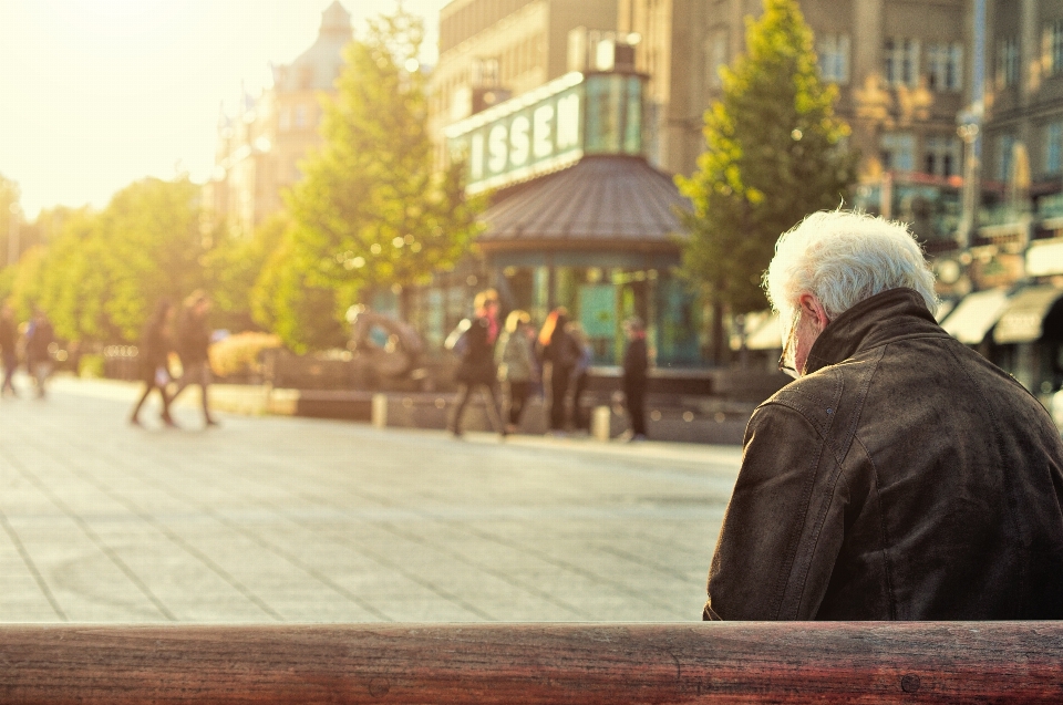 Homme personnes route banc