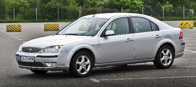 Light car wheel parking Photo