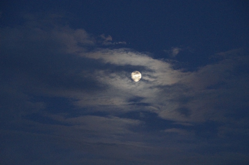 Horizon light cloud sky