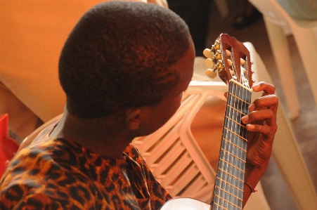 Foto Chitarra strumento musicale bambini apprendimento