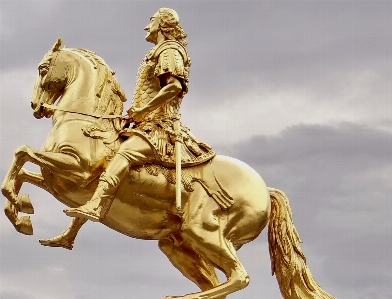 Foto Monumento estátua metal marco