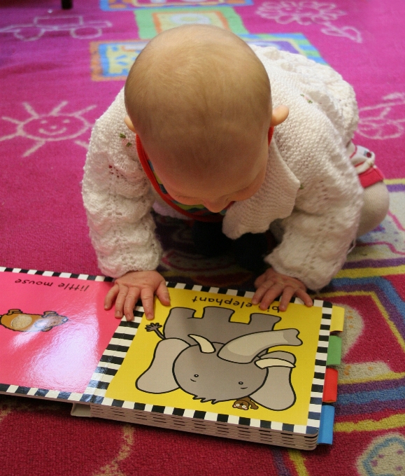 Livre jouer en lisant enfant