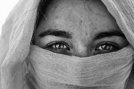 Foto Persona bianco e nero
 ragazza donna