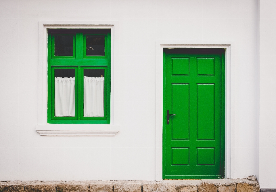 Casa ventana muro verde