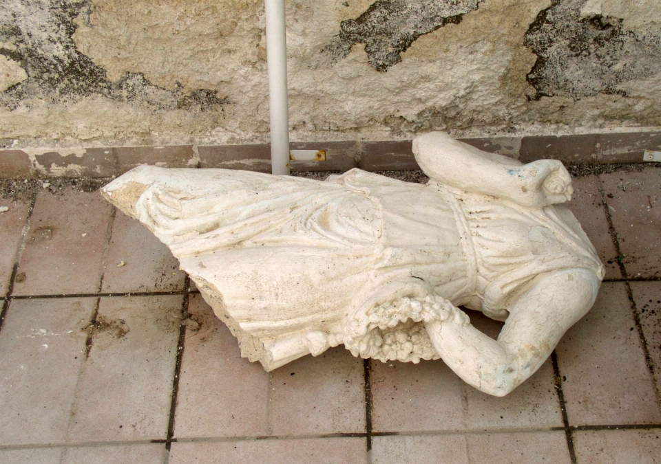 Monumento estátua quebrado destruído