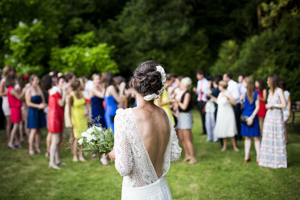 Gente celebracion ramo boda