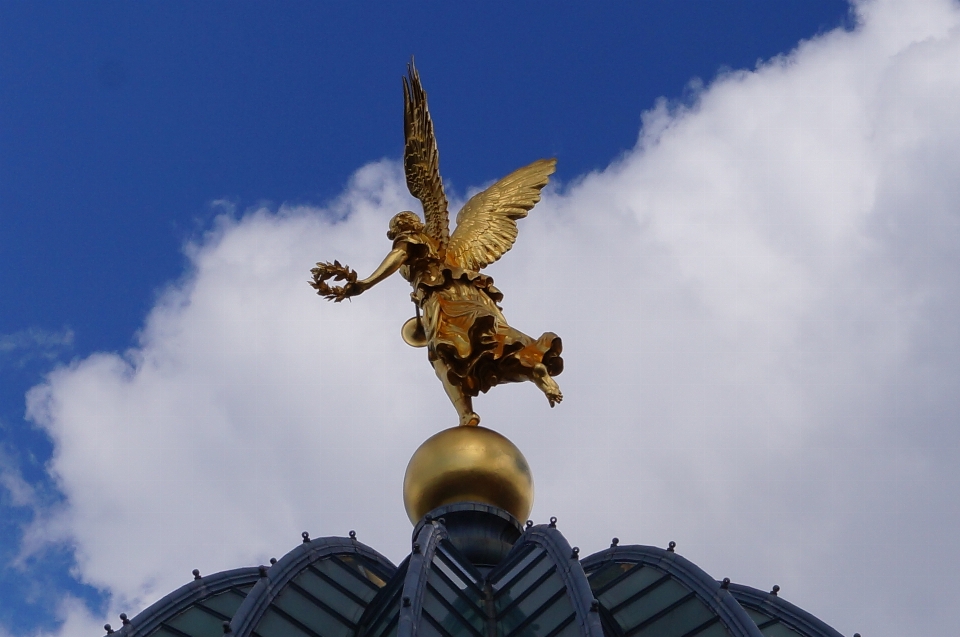 Wing sky monument statue