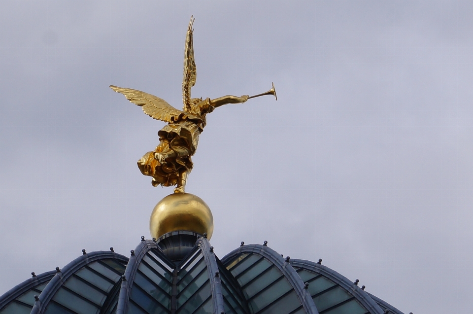 Monumento estatua dorado escultura