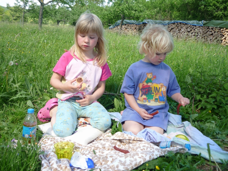 Gras menschen mädchen spielen