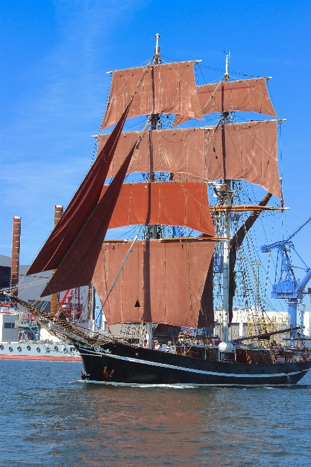 Mar barco enviar veículo