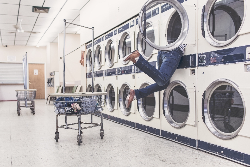 Insanlar kadın çamaşır launderette
