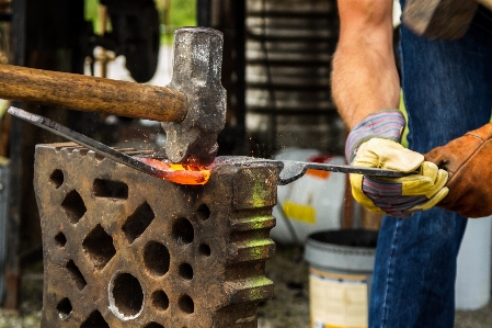 Person wheel hammer metal Photo