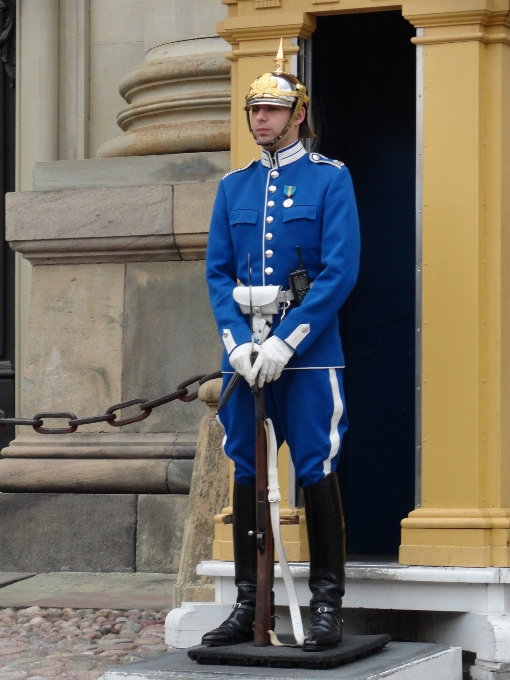 Pria orang patung biru