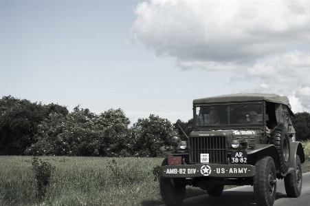 Foto Mobil jeep militer truk