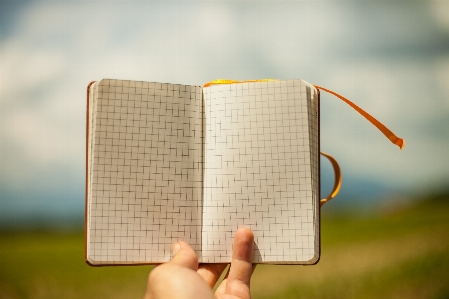 Hand himmel weiss tagebuch Foto