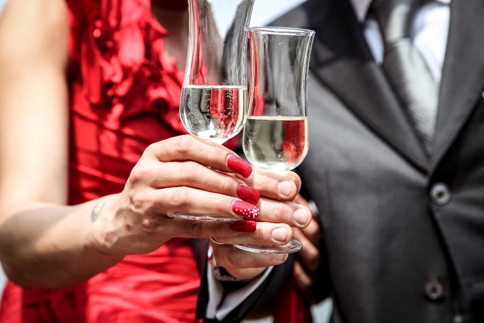 Hombre mujer vino celebracion