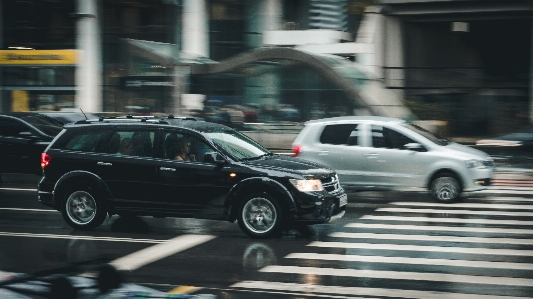 Foto Jalan lalu lintas mobil menyetir