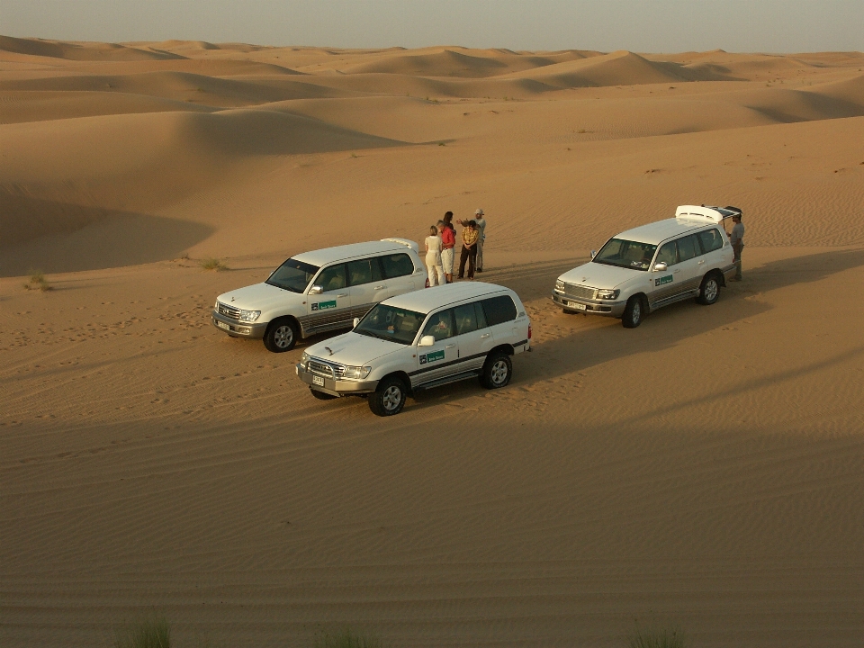 Paisagem areia carro deserto