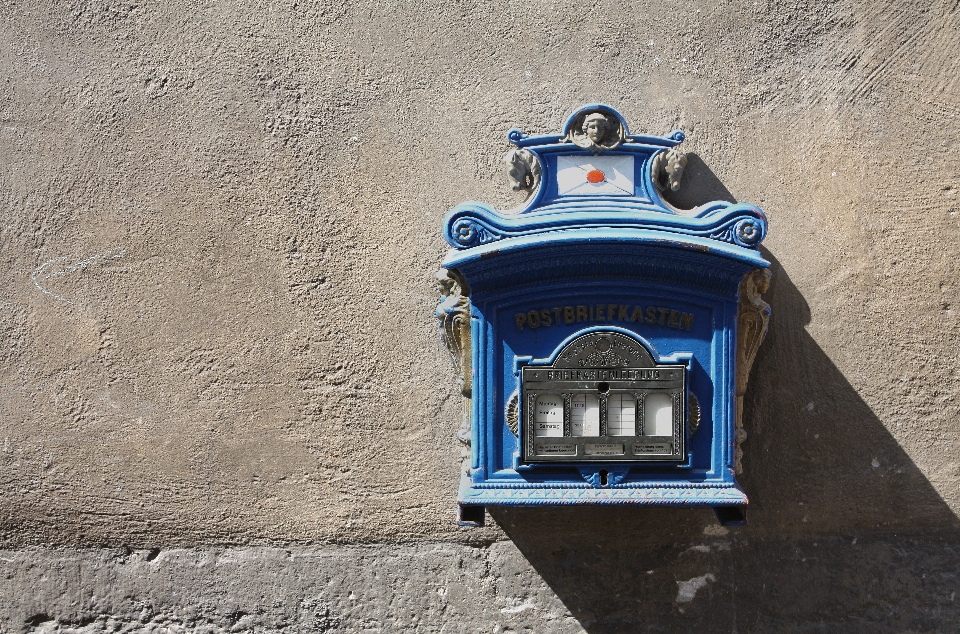 Poste
 fenêtre vieux mur