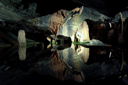 水 形成 地下 洞窟 写真