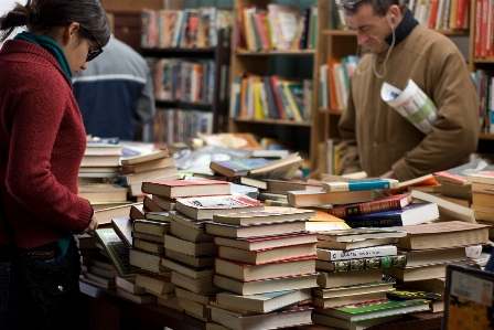 Foto Homem livro pessoa pessoas