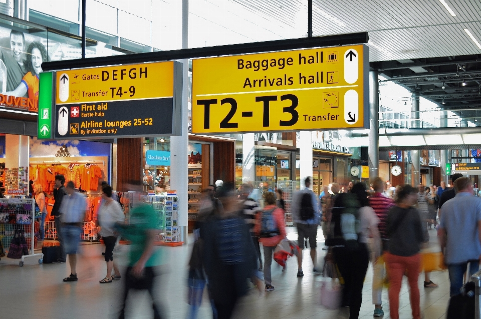 Pedone persone folla aeroporto