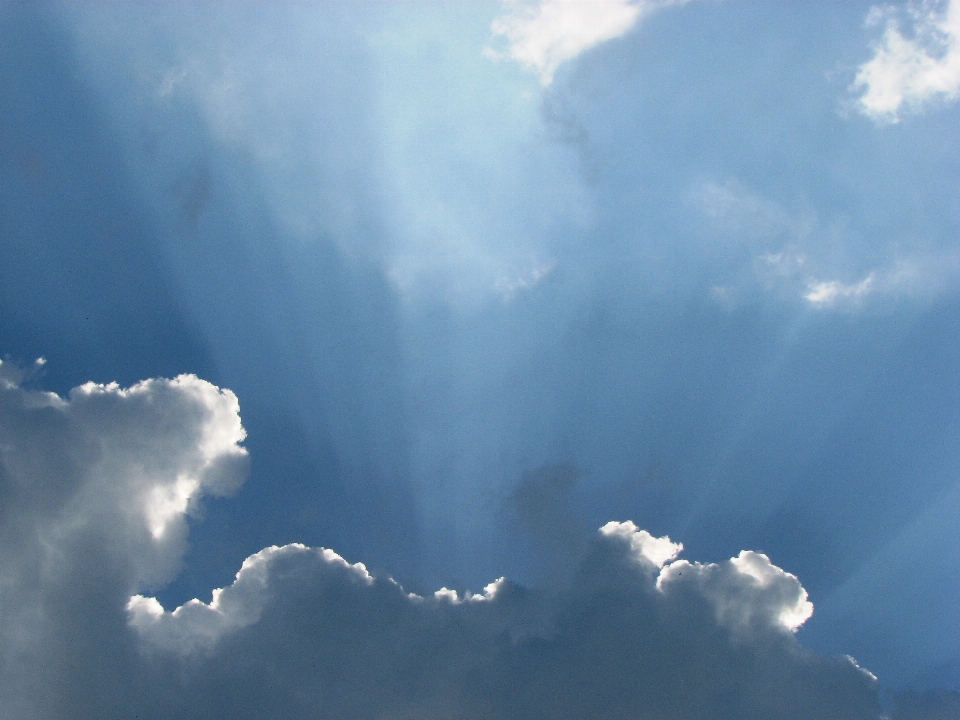 Awan langit putih sinar matahari