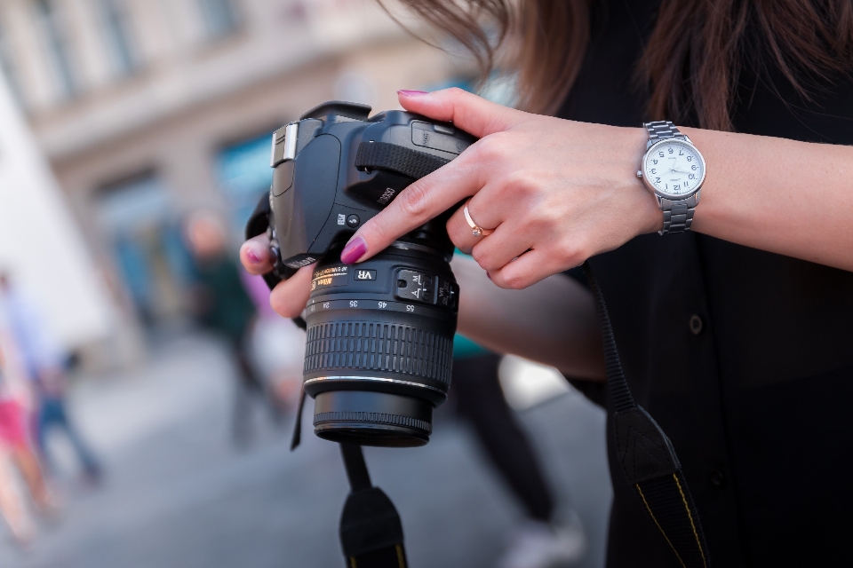 Orologio mano sfocatura ragazza