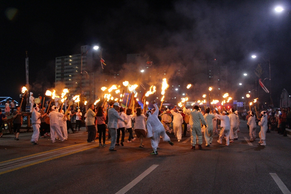 Gece kalabalık ateş riot