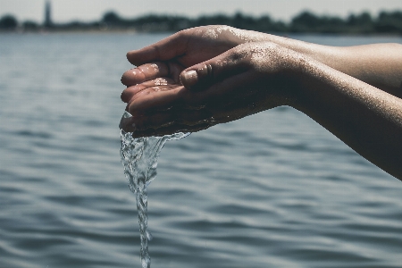 Фото рука море вода волна