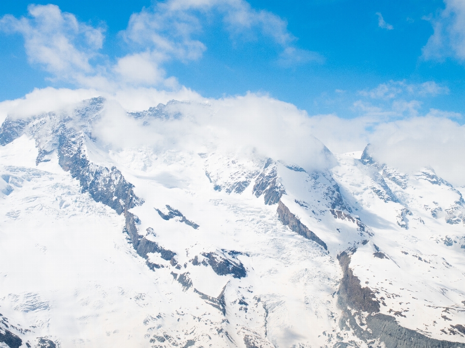 Montagna nevicare inverno catena montuosa
