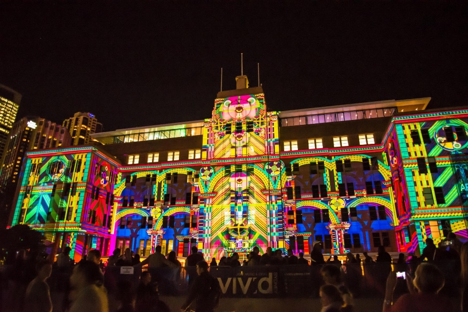 Noche edificio multitud carnaval