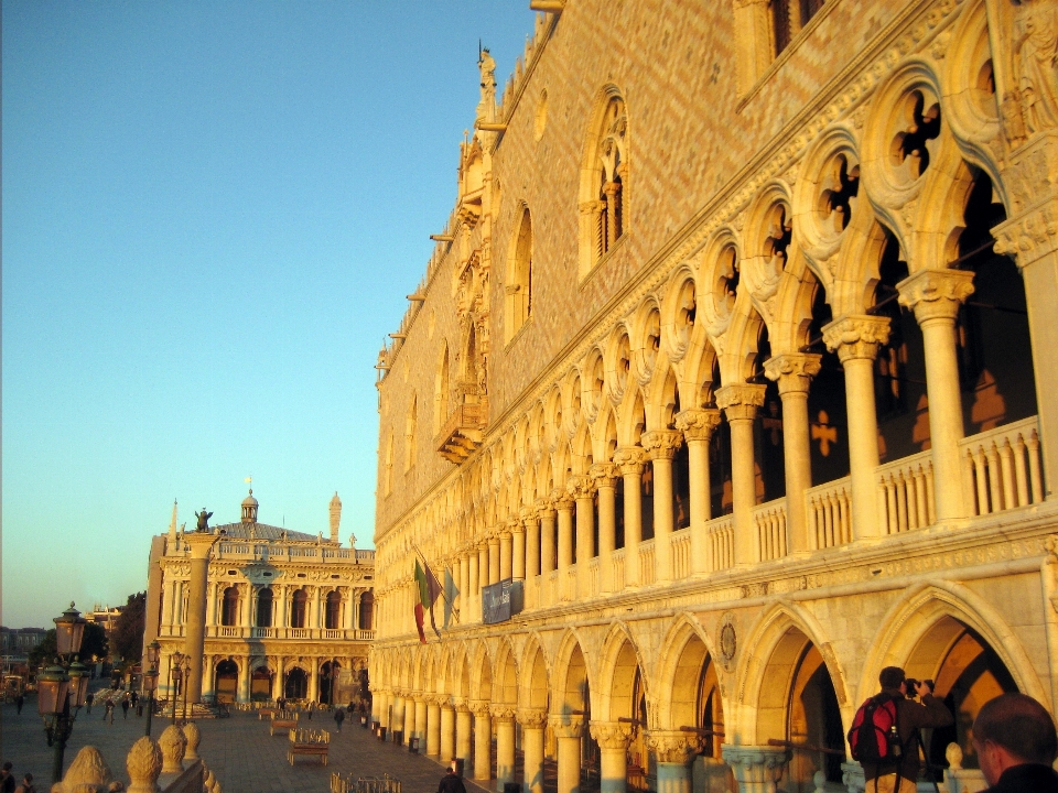 Nascer do sol prédio palácio praça
