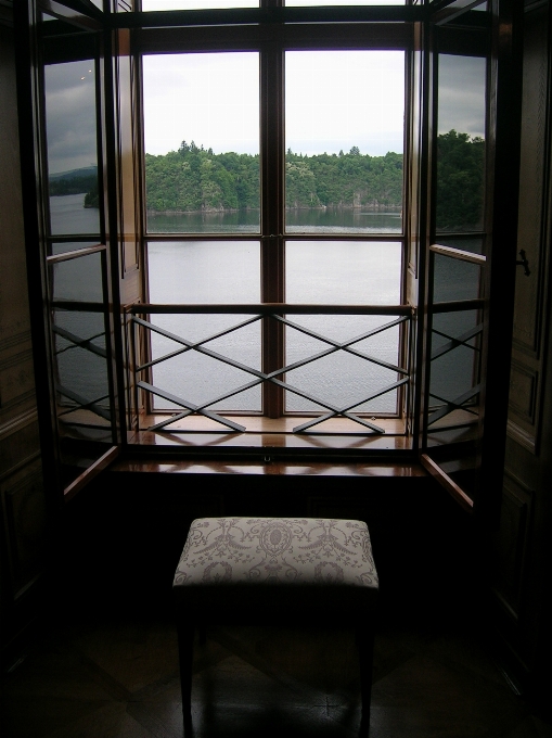 Casa silla ventana lago