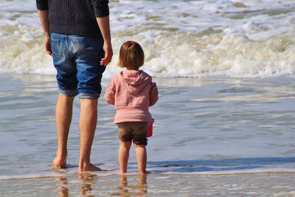 Człowiek plaża morze wybrzeże