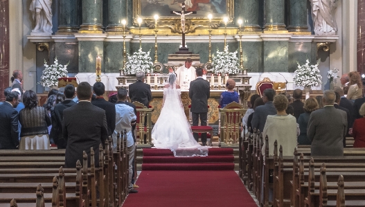 Foto Gente corazón iglesia boda