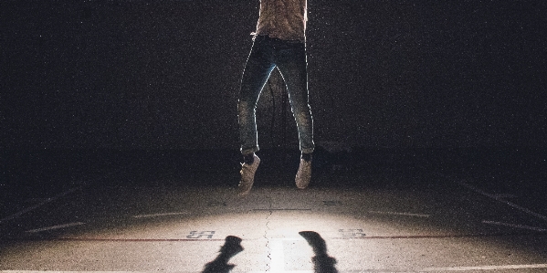 Foto Orang kaki melompat jeans