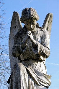 Foto Monumen perempuan patung kuburan