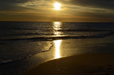 Foto Pantai laut pesisir pasir