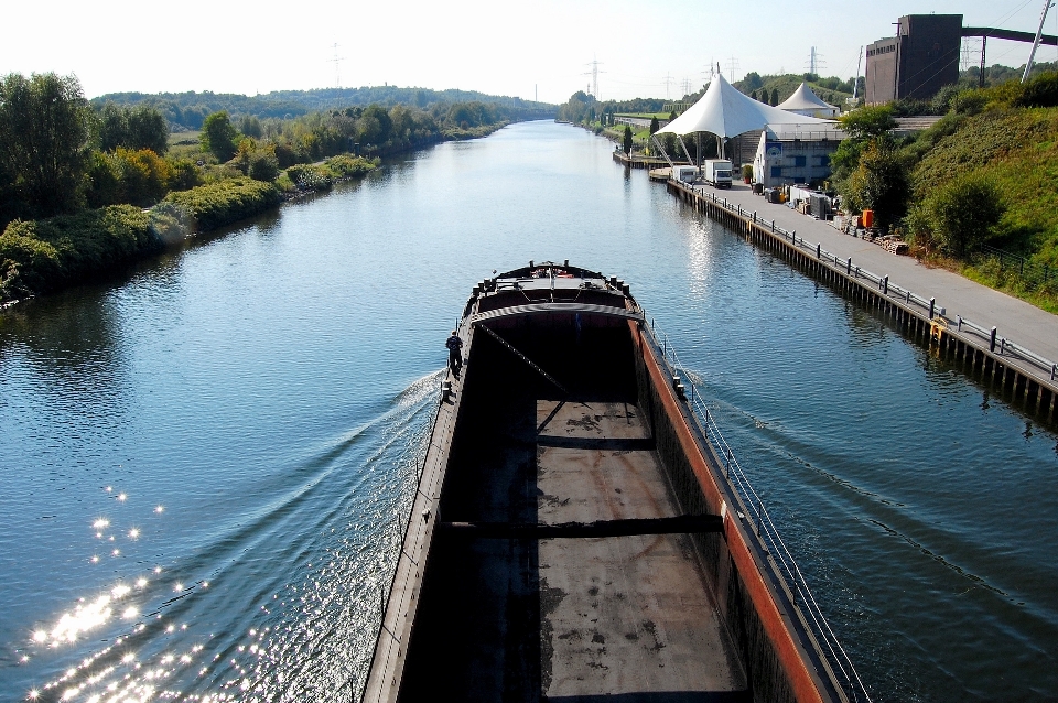 水 ボート 橋 川