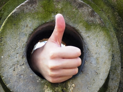 Foto Mano acqua ruota suolo