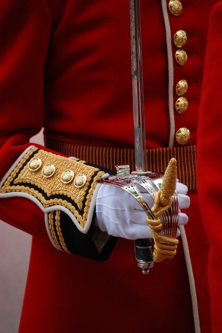 Luva vermelho braço espada