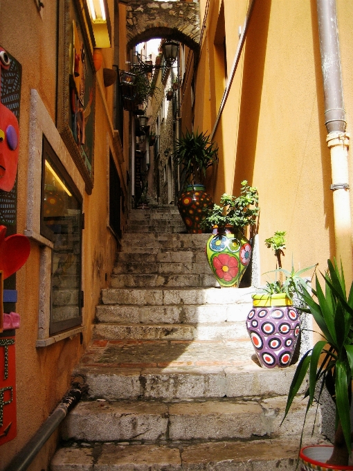 House window restaurant alley