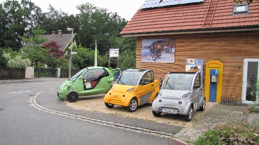 Foto Mobil parkir rumah mengangkut