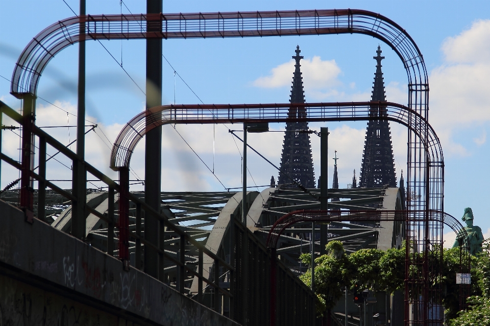 Ponte perspectiva prédio trem